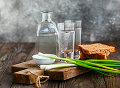 Бутылка водки и закуска